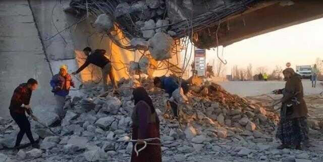 Asırlık tren yolu üst geçidi yıkıldı, vatandaşlar çıkan demirleri alabilmek için birbiriyle yarıştı