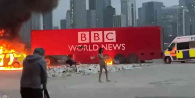 Çıplak yönetmen, çekim sırasında BBC'ye ait tırı havaya uçurdu