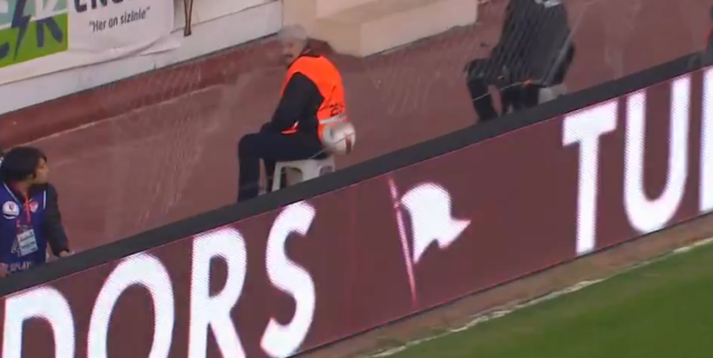 Antalyasporlu futbolcu, çektiği şutla güvenlik görevlisini yere serdi