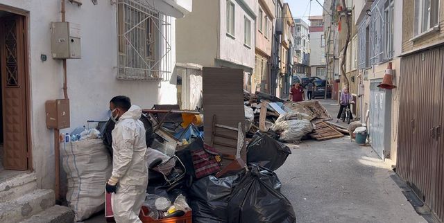 Bursa'da Kötü Kokulara Neden Olan Evde 3 Kamyon Çöp Çıkarıldı