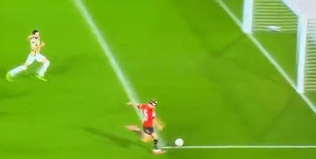 Golü engellemek için her şeyi yaptı! Kale direğine çarpan Fenerbahçe'nin yıldızı bir daha yerden kalkamadı