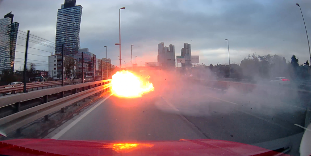 Makas atan sürücü bariyerlere çarptı, motoru alev alıp yola fırladı