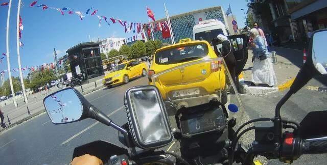 TAKSİM'DE TURİSTLERİN TAKSİCİ İSYANI