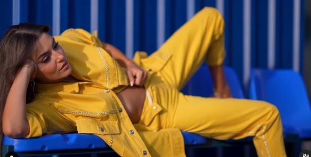 Güzel oyuncu Hande Erçel, pantolonunun düğmesini açıp poz verdi