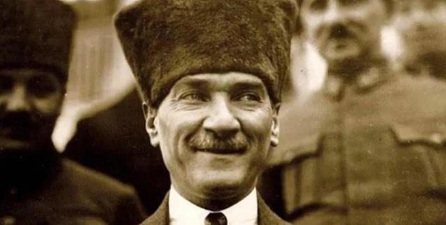 Atatürk siyah beyaz fotoğraflar! Yaka için siyah beyaz Atatürk fotoğrafları!