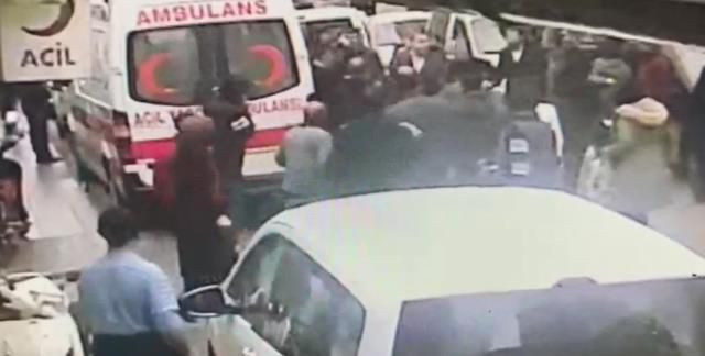 Sağlık çalışanlarına saldırı sırasında kalp krizi geçirdi; acil müdahale ile hayata döndürüldü