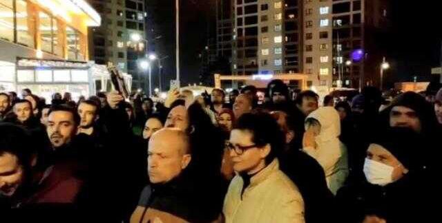 Aidata yapılan okkalı zam sonrası site sakinleri gece yarısı sokağa döküldü