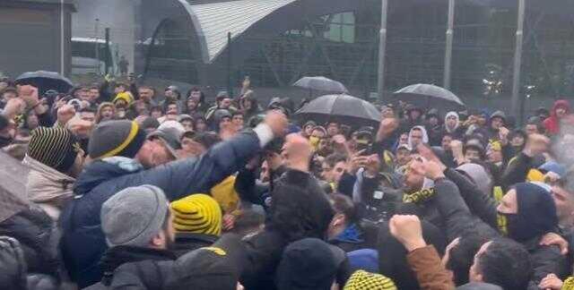 Yağmur soğuk dinlemediler! Binlerce Fenerbahçe taraftarı TFF'yi Riva'da protesto etti