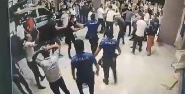 Koronavirüsten ölen hastanın yakınları sağlıkçılara ve polislere saldırdı