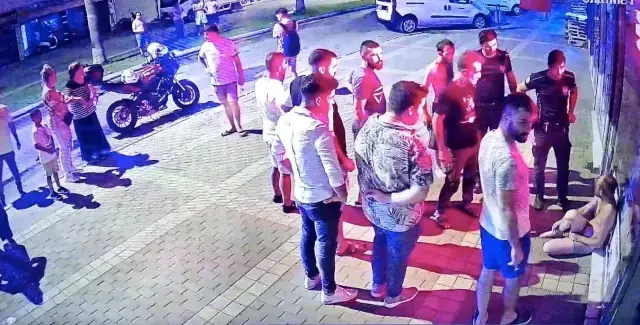 Üzerinde sadece iç çamaşırıyla işyerinin kapısında ihtiyaç giderirken 'hırsız' zannedilip darp edildi