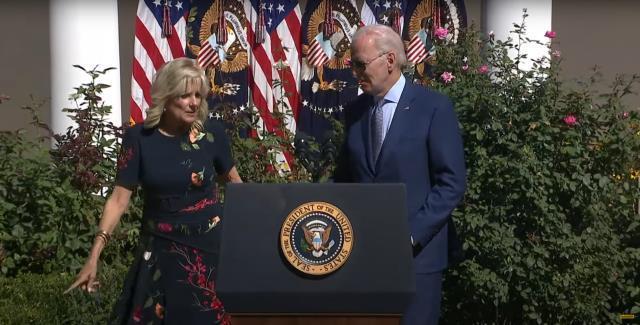 Biden kürsüde yolunu şaşırdı, eşi 'Buradan aşağı gideceksin' dedi