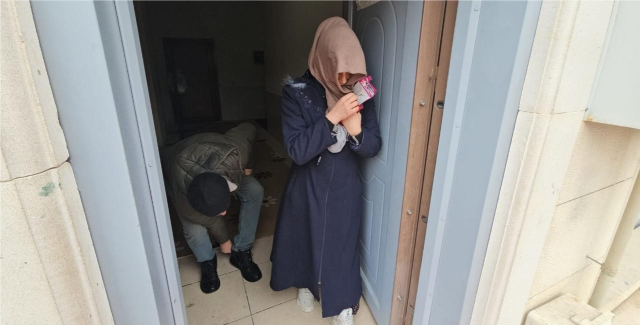 Zabıtadan kaçan dilenciler cami tuvaletinde yakalandı