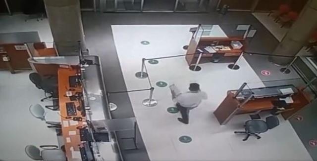 Yaşlı kadın doktorun odasına girdi bir daha çıkmadı! Kamera görüntülerini izleyen çalışanların eli ayağı buz kesti