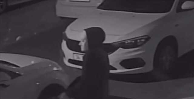 Oto galeriye gelen yüzü maskeli kadın, pompalı tüfekle ateş açıp kaçtı