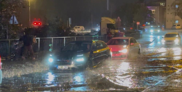 Bir anda bastırdı! Megakent yağışa teslim oldu, yollar göle döndü