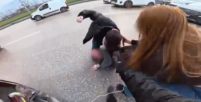 Trafikte film sahnelerini aratmayan uçan tekmeli kavga kamerada