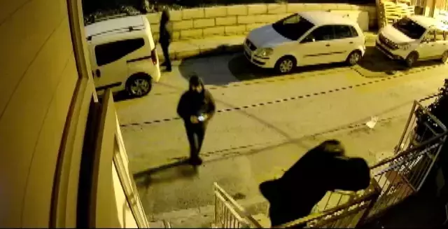 Talihsiz kadının hırsızlarla burun buruna geldiği anlar kamerada! Çığlıkları sokağı inletti