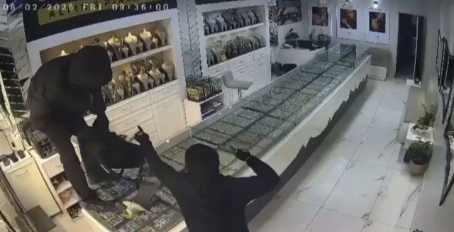Kar maskeli şüpheliler, kuyumcu çalışanını darbedip 1 kiloya yakın altını alarak kaçtı