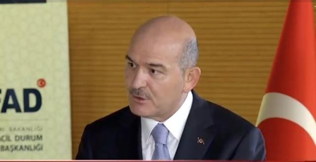 Canlı yayında 7.6'lık depremin canlandırmasını yapan Bakan Soylu, masanın altına girdi