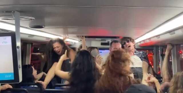 İETT Otobüsünde Dans Eden Grup
