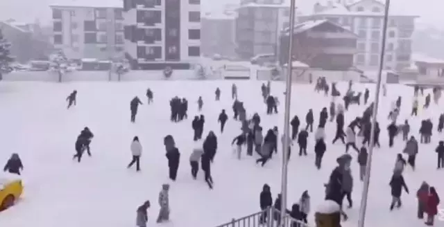 Bolu'da Okul Müdürü Öğrencileri Kar Topu Oynamaya Çıkardı