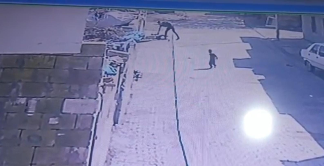 Evinin önünde oynayan 3 yaşındaki çocuğu tekmelerle hastanelik etti