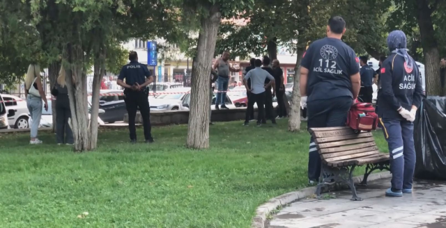 Kızlarının önünde boğazına bıçak dayadı, polisler zor ikna etti