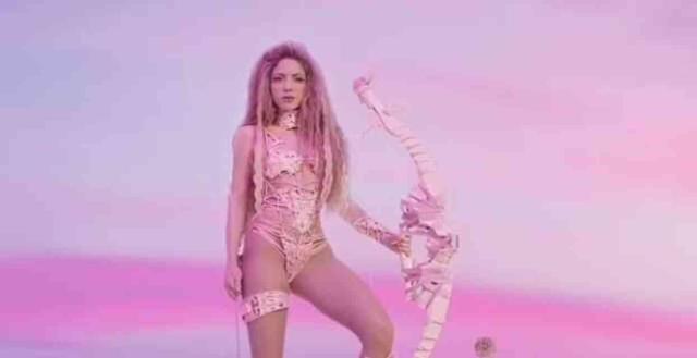 Yeni müzik klibinde Amerikanlı repçi,Cardi B ile oynayan Shakira, kıyafeti ve düzgün fiziği ile nefes kesti