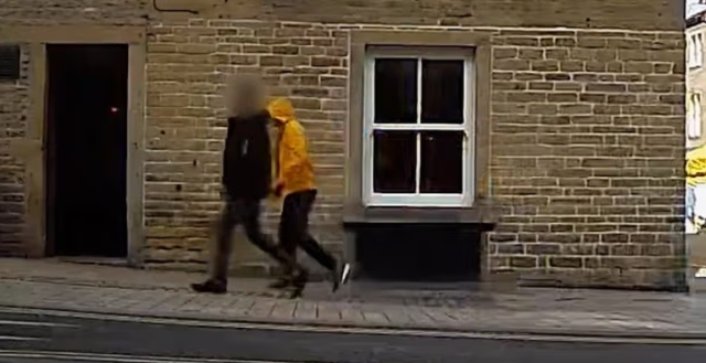 Yanlışlıkla hamile sevgilisine çarpan genci bıçaklayarak öldürdü