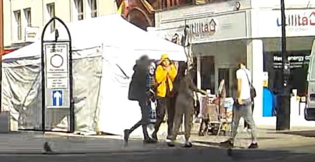 Yanlışlıkla hamile sevgilisine çarpan genci bıçaklayarak öldürdü