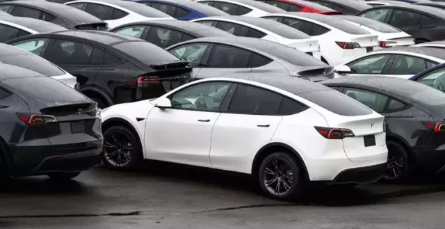 Tesla araçlarının geri çağrıldığı batarya paketi görüntüsü