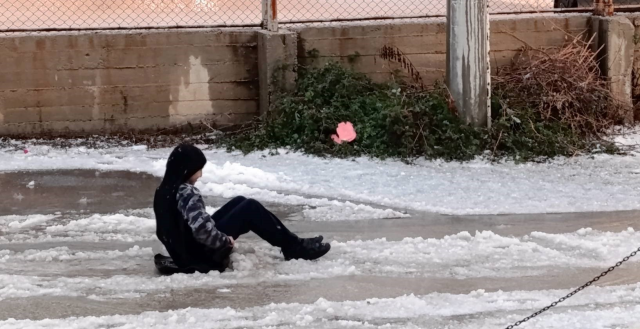 Mersin'de dolu yağışıyla sokaklar beyaza büründü