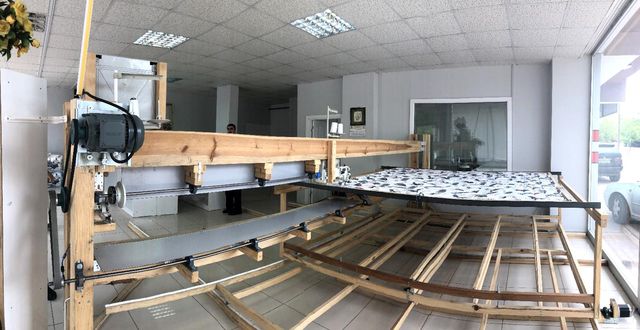 Dikim makinesi fiyatı yüksek olunca ahşaptan kendisi üretti