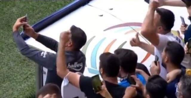 Vitor Pereira taraftarların arasına girdi ortalık yıkıldı! Hepsiyle tek tek fotoğraf çektirdi