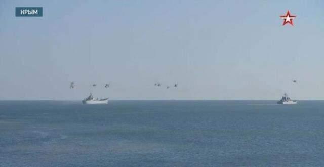 Rusya, Kırım'da onlarca gemi ve jetle gövde gösterisi yaptı! Resmi televizyon dev tatbikatı canlı olarak yayınladı