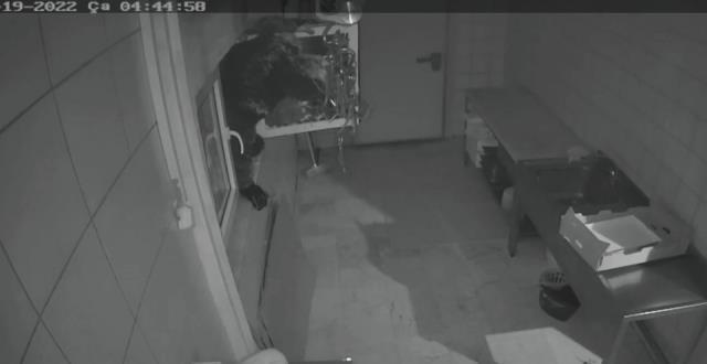 Girdiği markette kasaları boşaltan hırsız, işini bitirdikten sonra soda içti