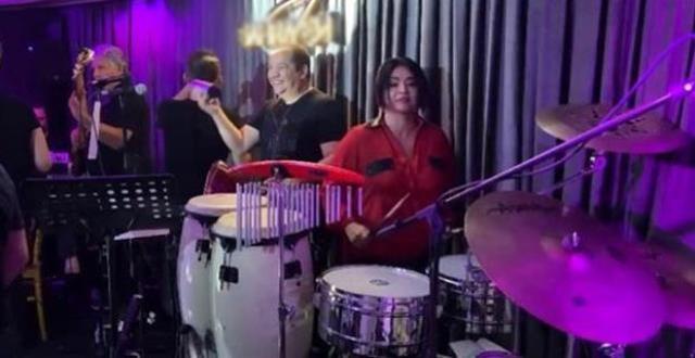 Bendeniz iki iğne vurdurup sahneye çıktı