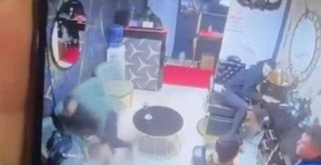 Berberde sıra beklerken husumetlisi tarafından tabancayla vuruldu