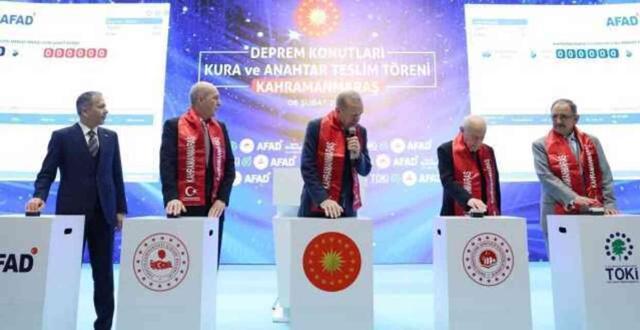 Deprem bölgesinde konutlar hak sahiplerine teslim ediliyor