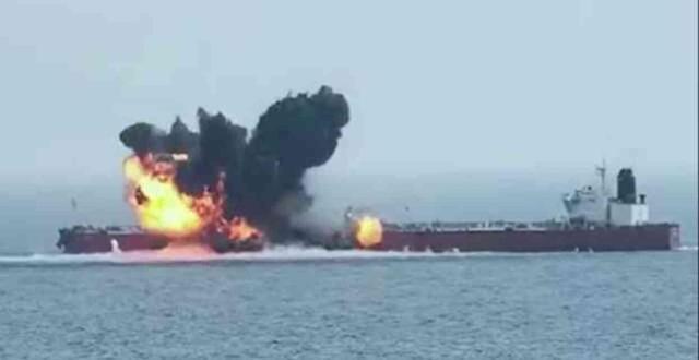 Kızıldeniz'de Husi saldırısına uğrayan petrol tankerinde büyük patlama