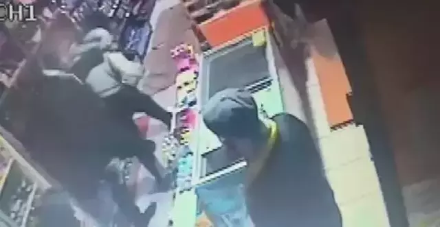 Laf attığı genç kızın dayısı deliye döndü, silah kabzasını tuttuğu gibi çocuğun kafasına geçirdi