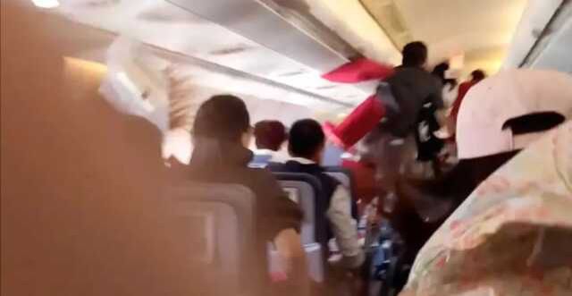 Yolcu uçağı sert türbülansa girdi. Uçağın tavanına fırlayan iki yolcu yaralandı