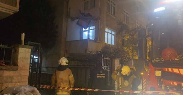 Kartal'da bir binada balkon çöktü, bina sakinleri tahliye edildi