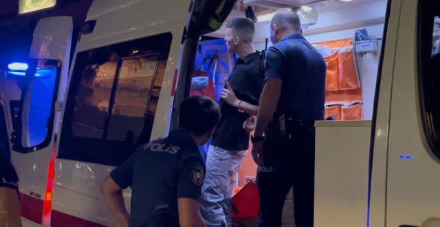 Ortalığı birbirine katıp polise bıçakla saldırdılar