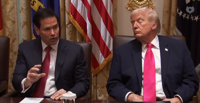 Dünya Trump'ın bu görüntülerini konuşuyor! Kabinede dondu kaldı