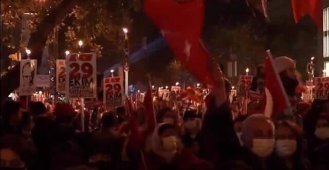 Bağdat Caddesi'nde Cumhuriyet Bayramı coşkusu! Binlerce kişiyle fener alayı düzenlendi