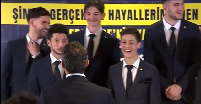 Ali Koç imza töreninde çevirdiği kadına 'Kimsin sen?' diye sordu! Aldığı yanıt kahkahalara boğdu