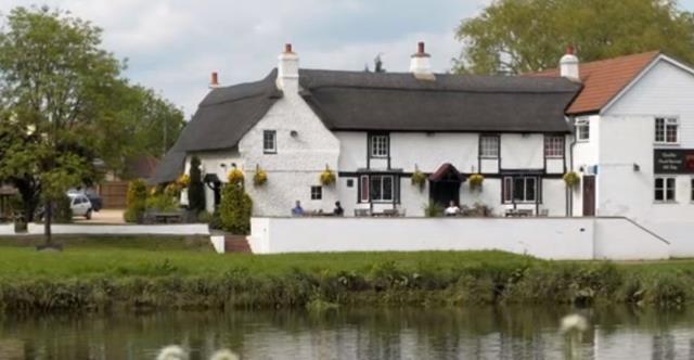 Barın içindeki mezarın tüyler ürperten hikayesi! 'İyi geceler' demeden lambalar sönmüyor
