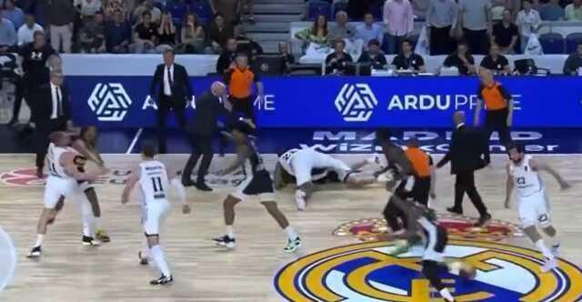 EuroLeague'de skandal! Obradovic'in maçında yumruklar konuştu, hakemler oyunu erken bitirdi