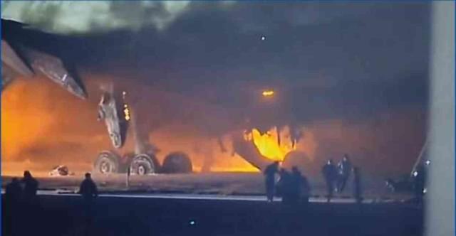 Tokyo Havalimanı'nda 2 uçak çarpıştı! Uçaklar yanarak enkaza döndü, 5 mürettebat hayatını kaybetti